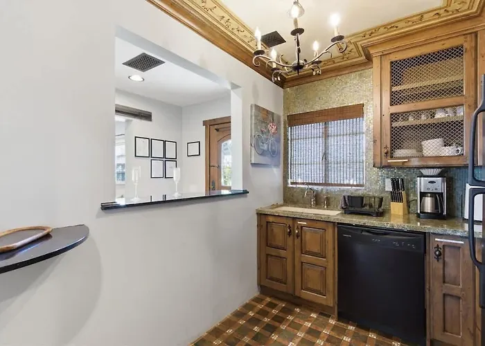 Rhone - In Old Town - Walk To Fashion Square Holiday home Scottsdale